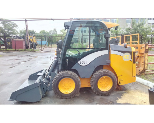 Универсальный погрузчик с бортовым поворотом АМКОДОР 208Е